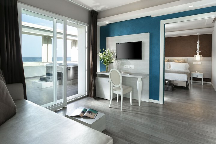 Room 9 of 80