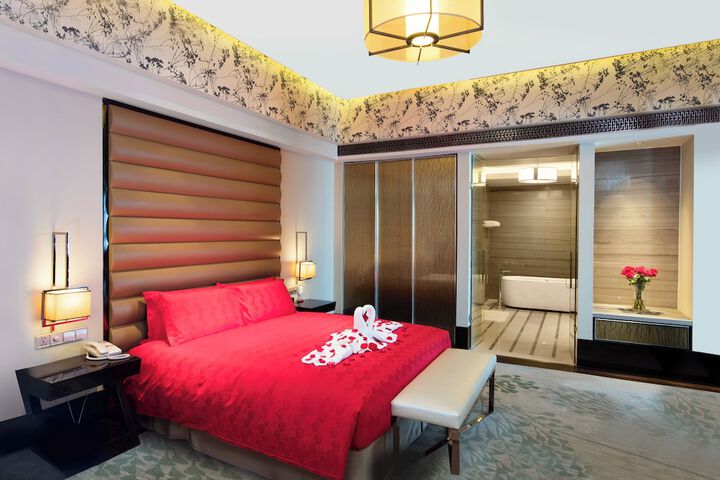 Room 7 of 100