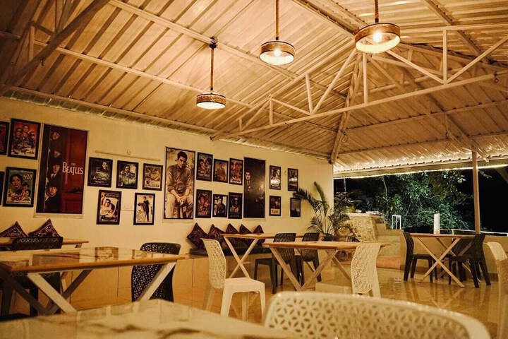 Dining 7 of 17