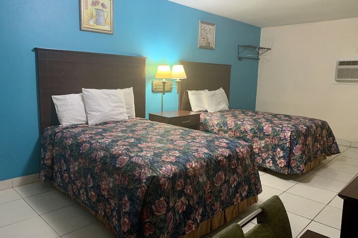 Standard Double Room 2 Double Beds Refrigerator, Microwave (4 of 5)