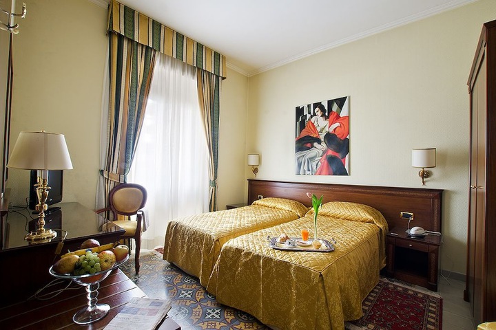 Room 5 of 77