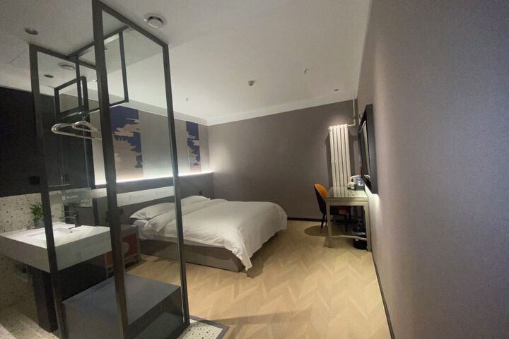 Room 11 of 18