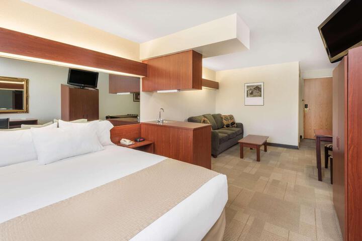 2 Queen Beds Mobility Accessible (1 of 10)