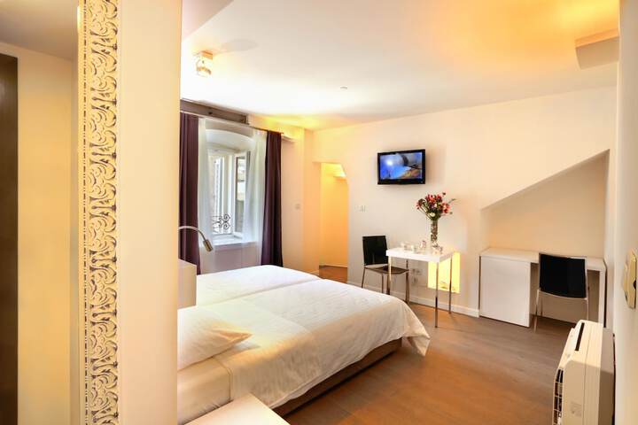 Room 6 of 32