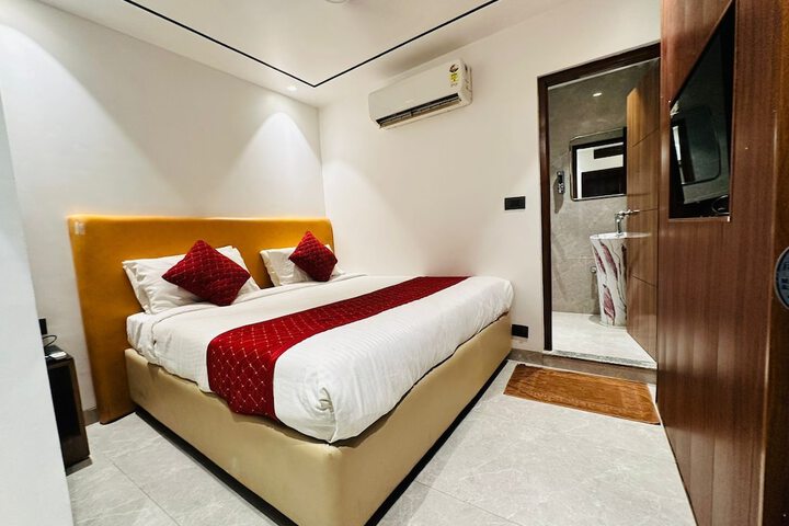 Room 12 of 19