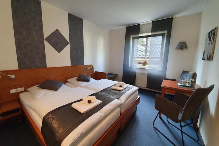 Room 4 of 16
