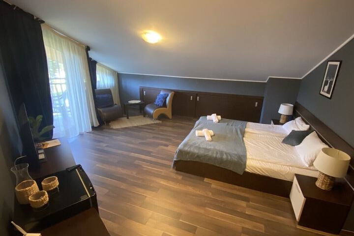 Room 8 of 43