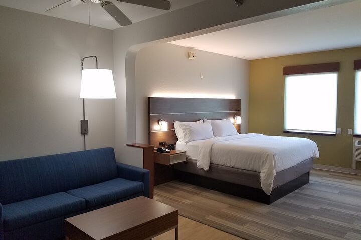 Room 5 of 8