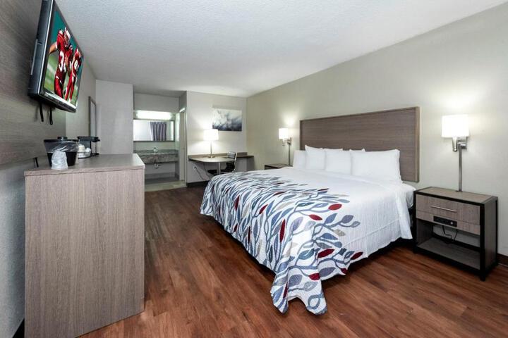 Deluxe King Room (4 of 24)
