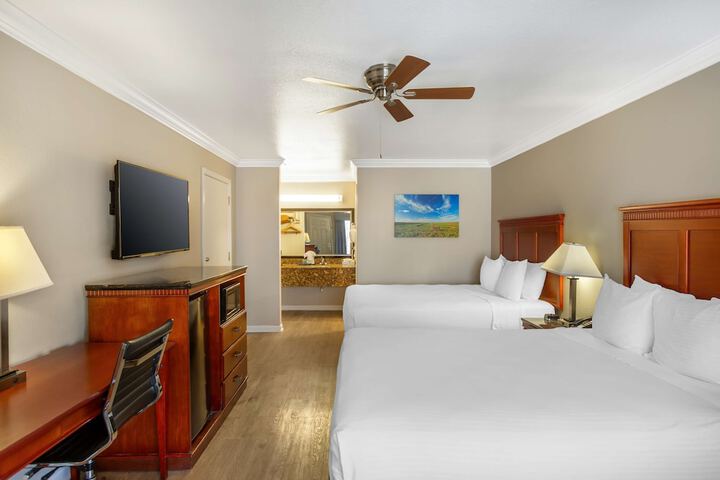 2 Queen Beds (7 of 10)