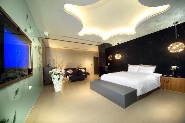 Room 9 of 53