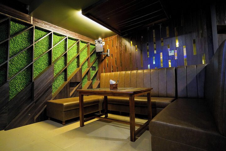 Lounge 42 of 75