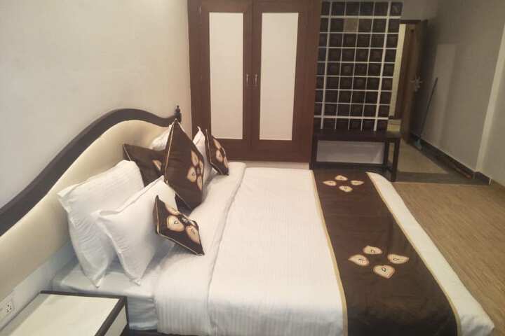 Room 9 of 77