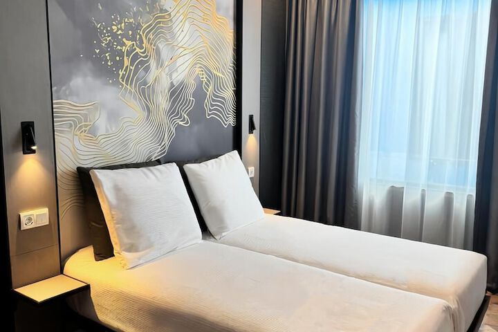 Room 6 of 31