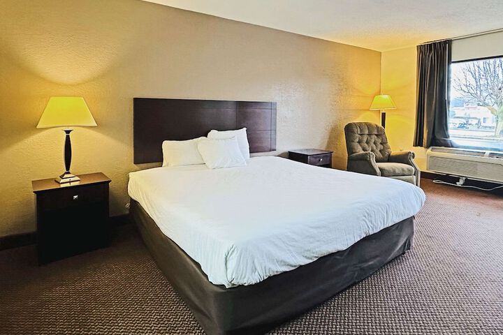 1 Queen Bed (8 of 13)