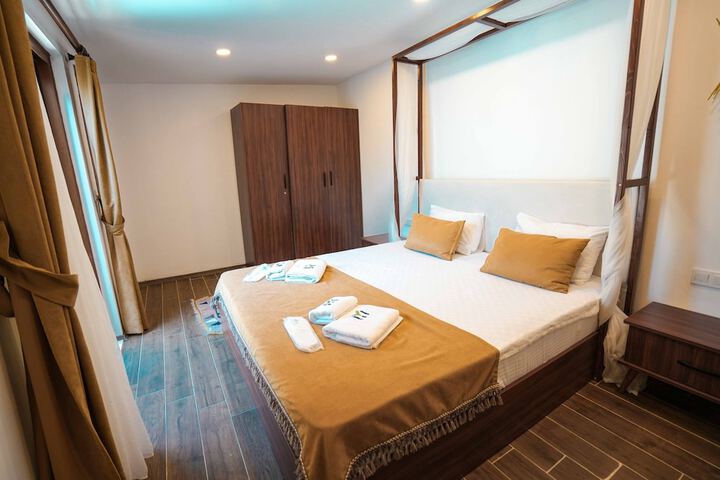 Room 8 of 32
