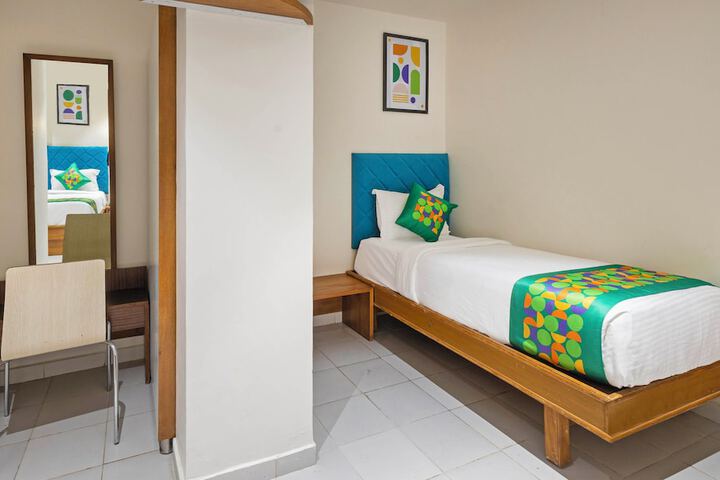 Room 15 of 33