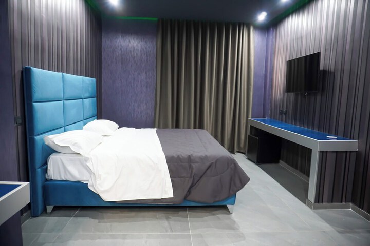 Room 9 of 15