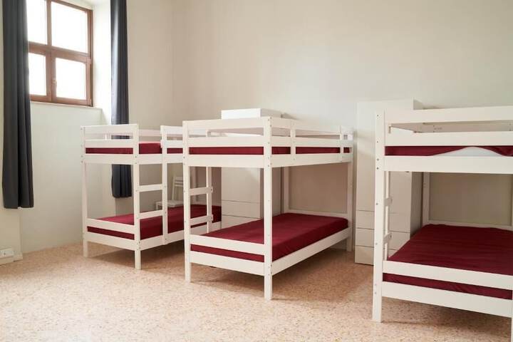 Room 4 of 12