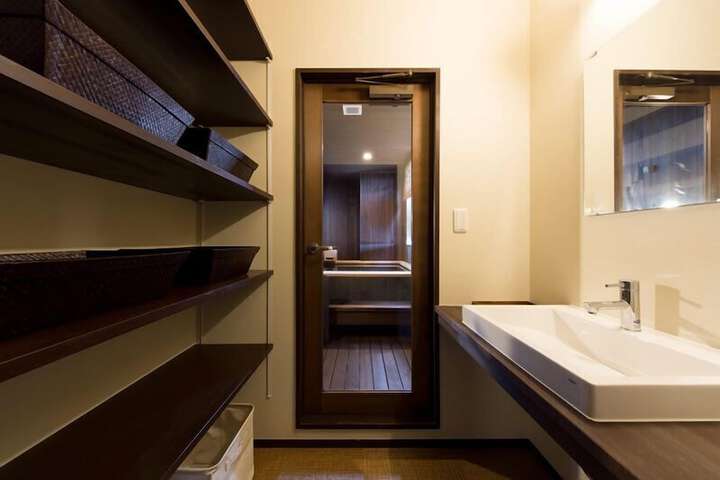 Room 16 of 40