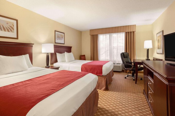 2 Queen Beds (2 of 4)