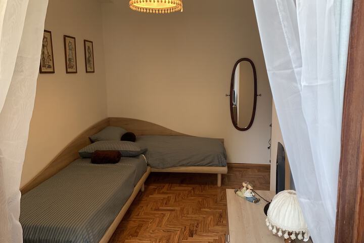 Room 8 of 27