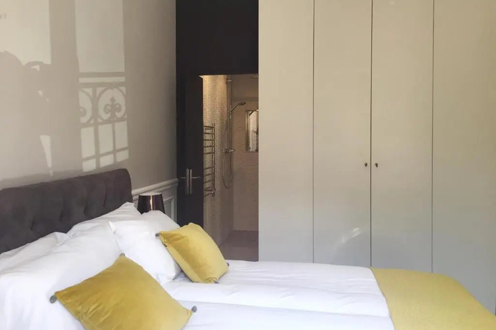 Room 2 of 5