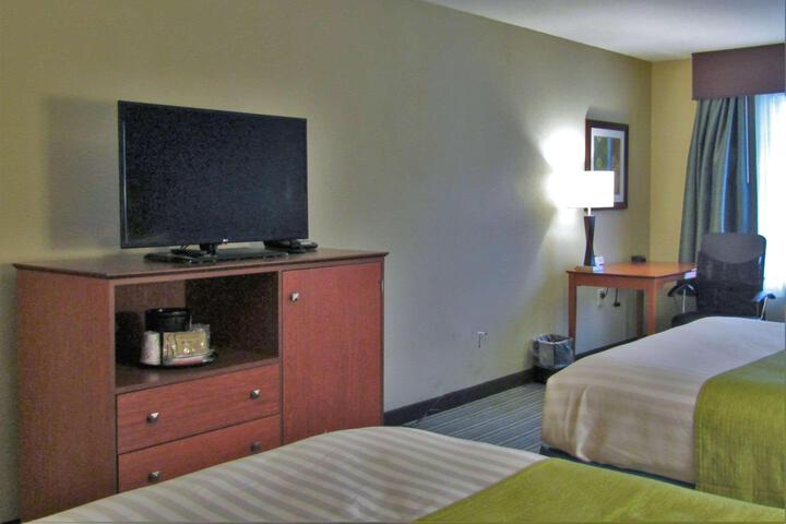 2 Queen Beds (1 of 6)