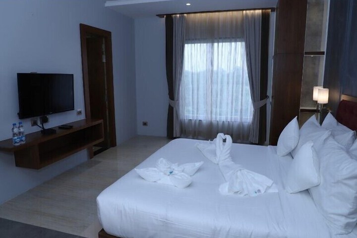 Room 5 of 13