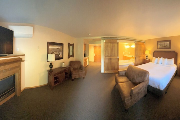 Standard King Bed Pet Friendly (5 of 15)
