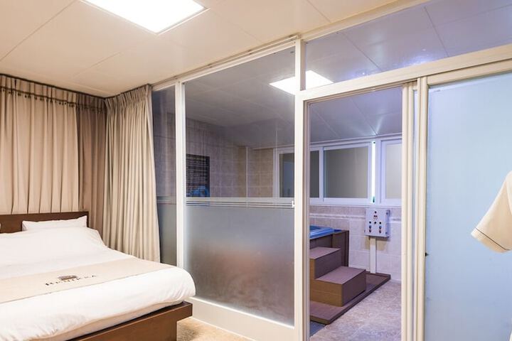 Room 7 of 42
