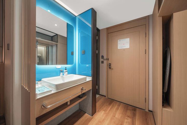 Room 25 of 102