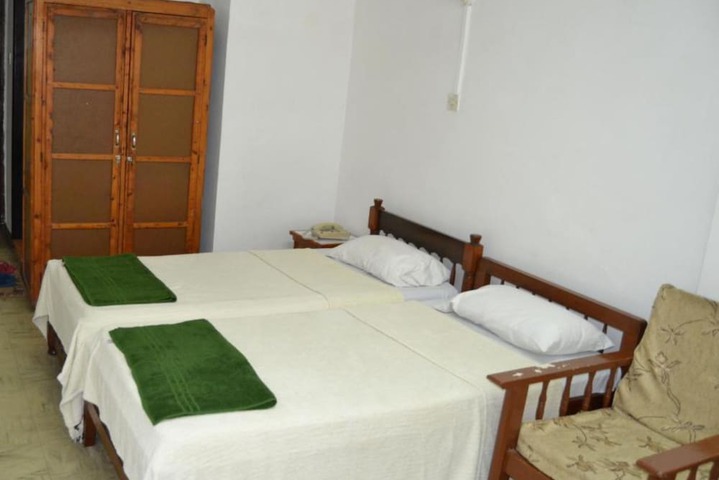 Room 8 of 12