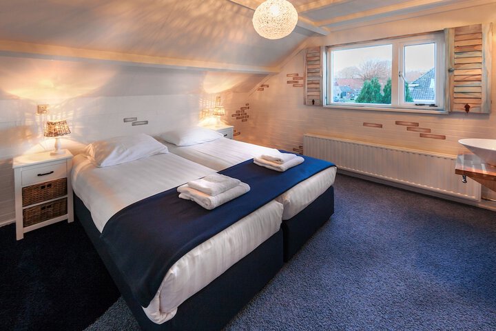 Room 8 of 33