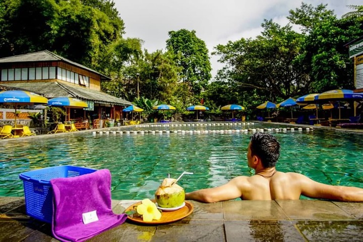 Hotel with Pool