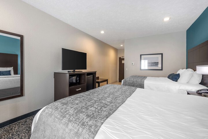 2 Queen Beds Pillow Top Mattress Flat Screen Television Microwave and Refrigerator Full Breakfast (3 of 15)