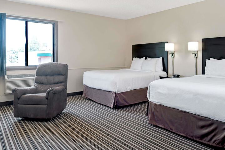 1 King Bed (4 of 10)