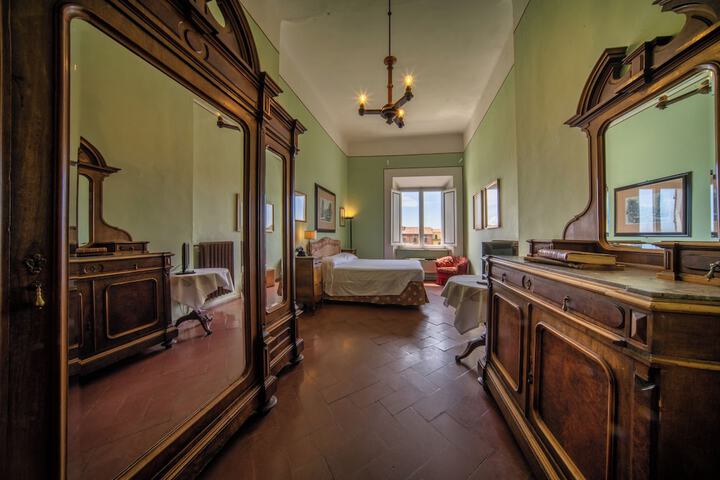 Room 32 of 65