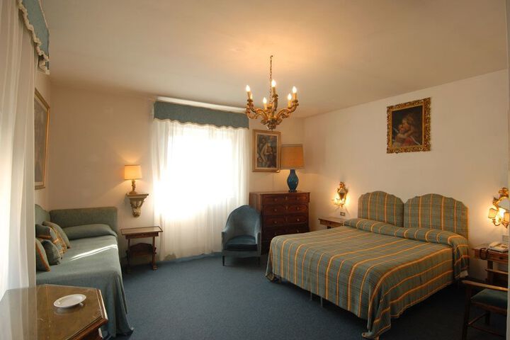 Room 9 of 18