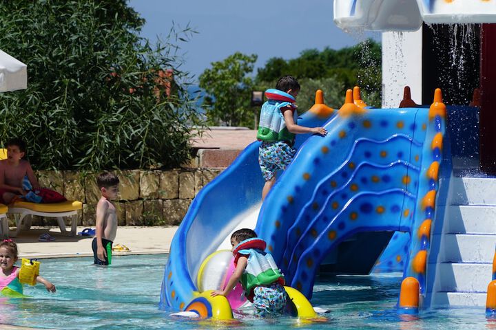 Pool 41 of 95