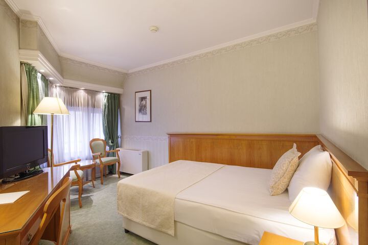 Room 13 of 82