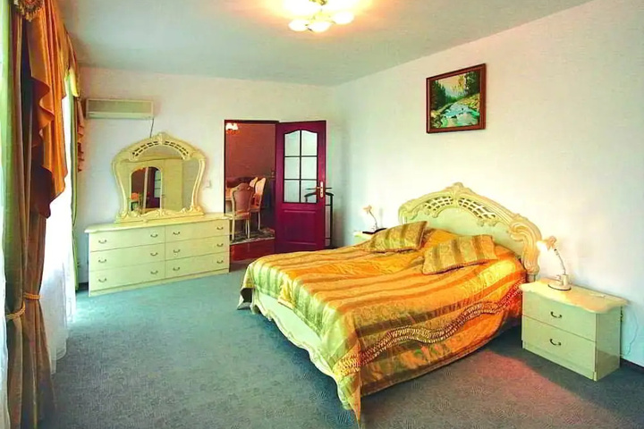 Room 4 of 5