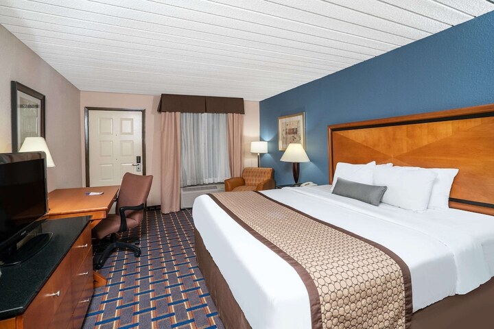 1 King Bed (5 of 11)