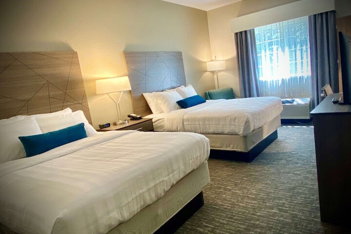 2 Queen Beds Refrigerator, Continental Breakfast (2 of 3)