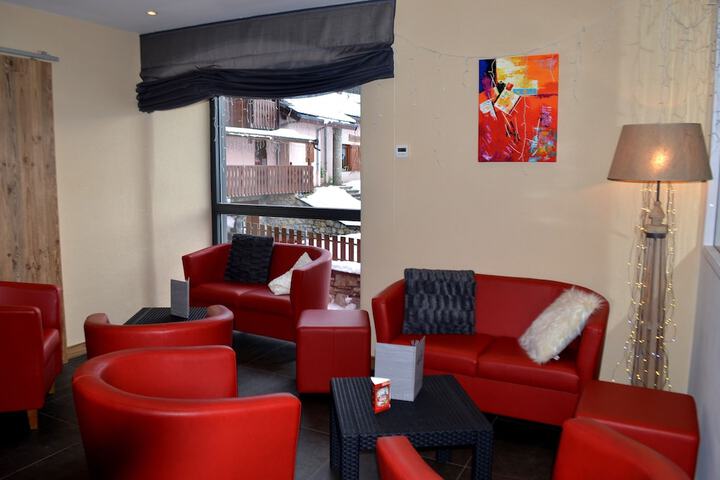Lounge 44 of 51
