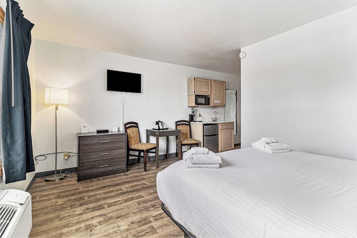 Economy Queen Bed Lake View Patio (34 of 82)