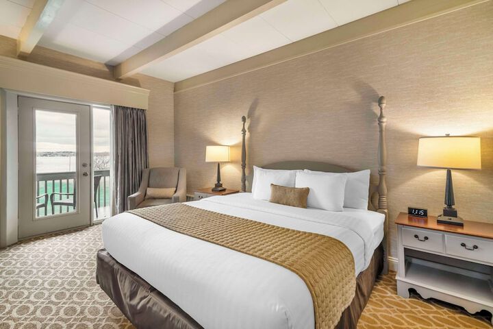 Business Queen Bed (8 of 9)
