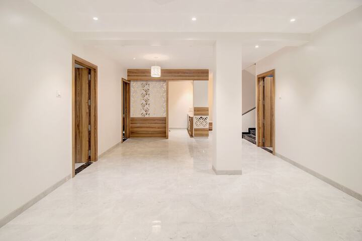Ballroom/Hall 2 of 6
