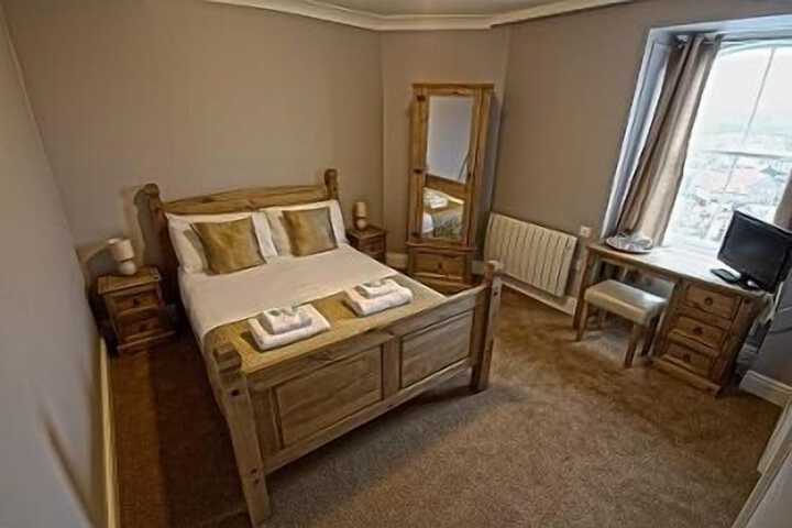Room 9 of 25