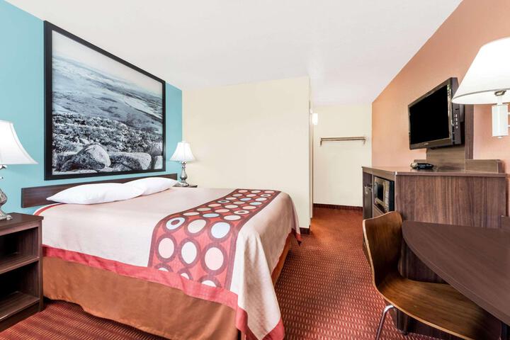 1 Queen Bed (5 of 7)